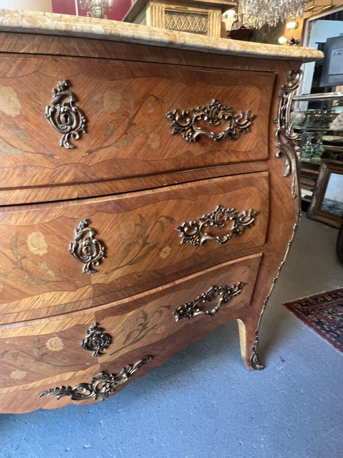 Commode galbée de style Louis XV en bois de placage et marqueterie, début XXe