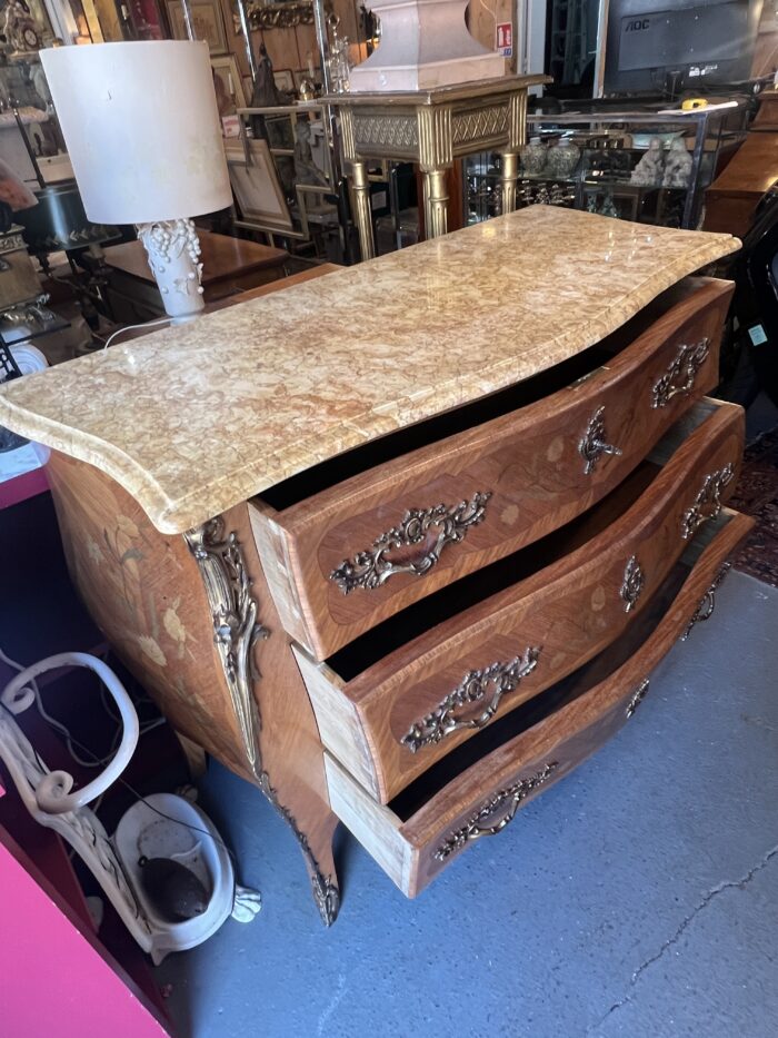 Commode galbée de style Louis XV en bois de placage et marqueterie, début XXe