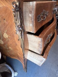 Commode galbée de style Louis XV en bois de placage et marqueterie, début XXe