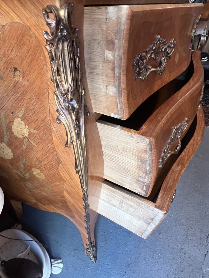 Commode galbée de style Louis XV en bois de placage et marqueterie, début XXe