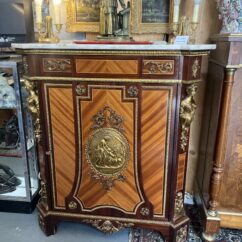 Buffet à hauteur d'appui en bois de placage, style Napoléon III, bronzes, époque XXe siècle