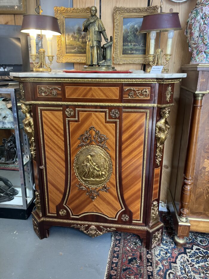 Buffet à hauteur d'appui en bois de placage, style Napoléon III, bronzes, époque XXe siècle