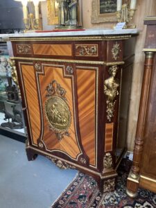 Buffet à hauteur d'appui en bois de placage, style Napoléon III, bronzes, époque XXe siècle