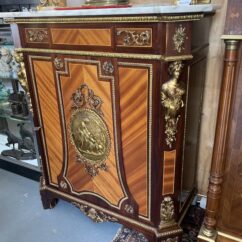 Buffet à hauteur d'appui en bois de placage, style Napoléon III, bronzes, époque XXe siècle