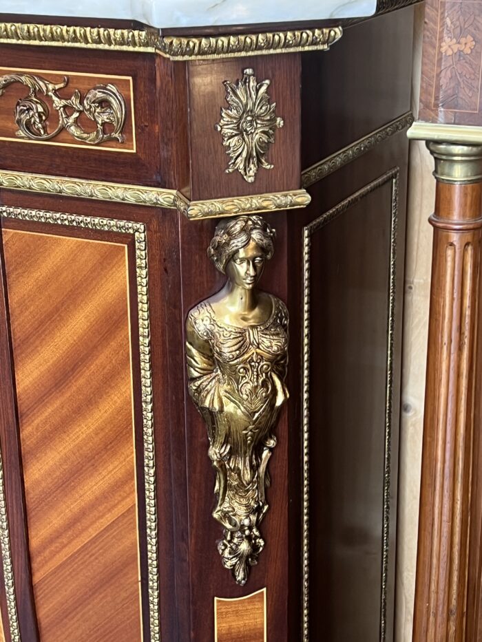 Buffet à hauteur d'appui en bois de placage, style Napoléon III, bronzes, époque XXe siècle