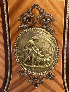 Buffet à hauteur d'appui en bois de placage, style Napoléon III, bronzes, époque XXe siècle