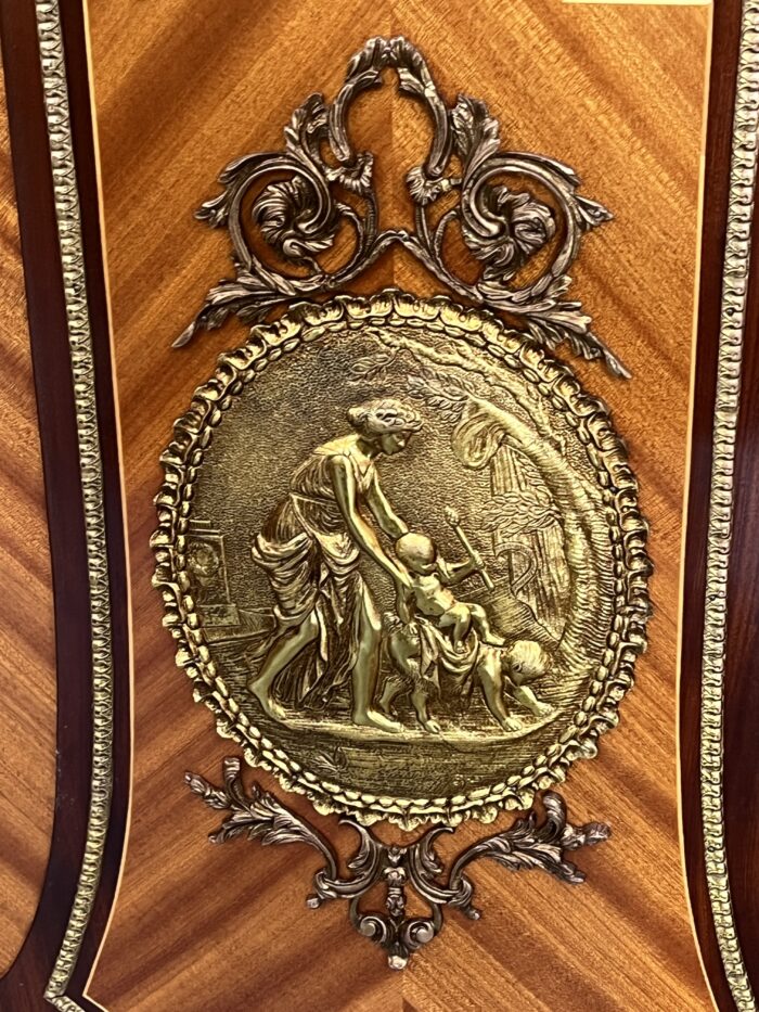 Buffet à hauteur d'appui en bois de placage, style Napoléon III, bronzes, époque XXe siècle
