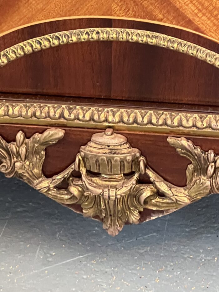 Buffet à hauteur d'appui en bois de placage, style Napoléon III, bronzes, époque XXe siècle