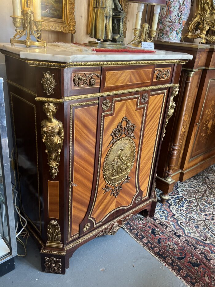 Buffet à hauteur d'appui en bois de placage, style Napoléon III, bronzes, époque XXe siècle