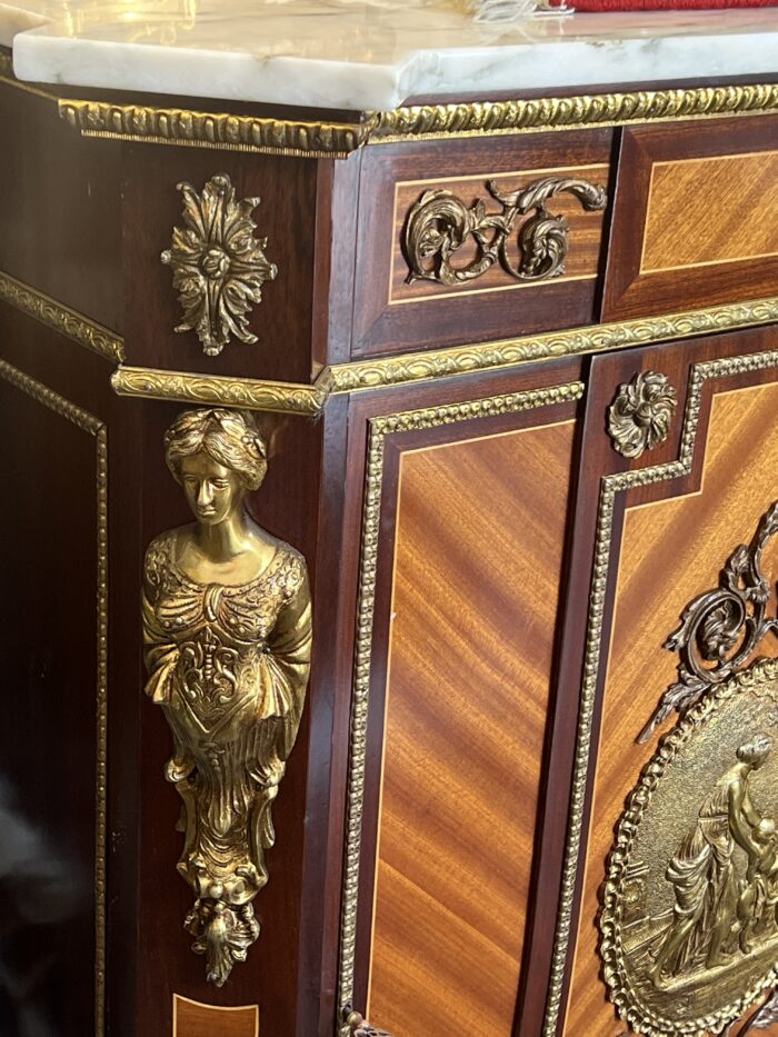 Buffet à hauteur d'appui en bois de placage, style Napoléon III, bronzes, époque XXe siècle