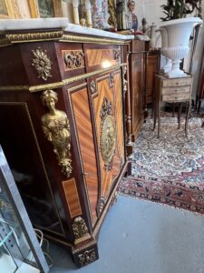 Buffet à hauteur d'appui en bois de placage, style Napoléon III, bronzes, époque XXe siècle