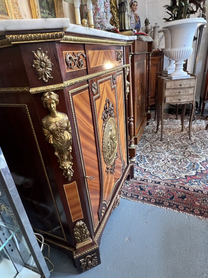 Buffet à hauteur d'appui en bois de placage, style Napoléon III, bronzes, époque XXe siècle