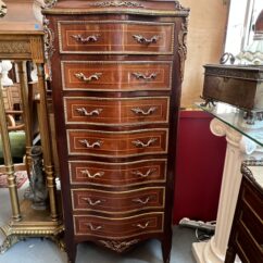Semainier en bois de placage forme mouvementé et galbé, époque XXe siècle