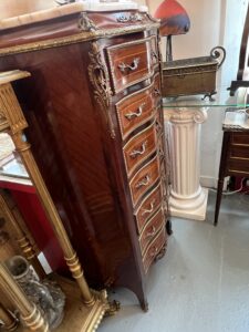 Semainier en bois de placage forme mouvementé et galbé, époque XXe siècle