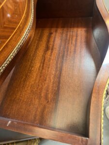 Semainier en bois de placage forme mouvementé et galbé, époque XXe siècle