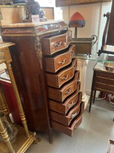 Semainier en bois de placage forme mouvementé et galbé, époque XXe siècle