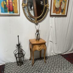 Petite table d'appoint en bois de placage de ronce, style Louis XV, époque XXe