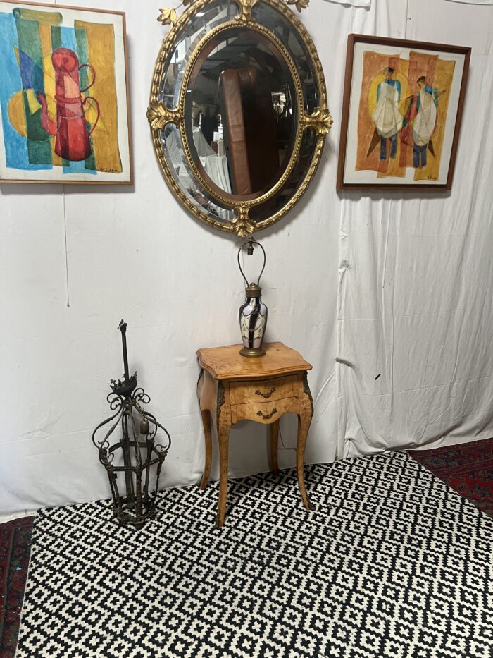 Petite table d'appoint en bois de placage de ronce, style Louis XV, époque XXe