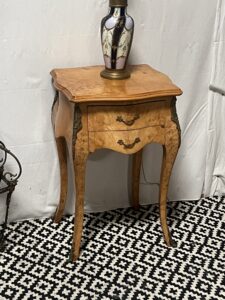 Petite table d'appoint en bois de placage de ronce, style Louis XV, époque XXe