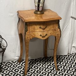 Petite table d'appoint en bois de placage de ronce, style Louis XV, époque XXe