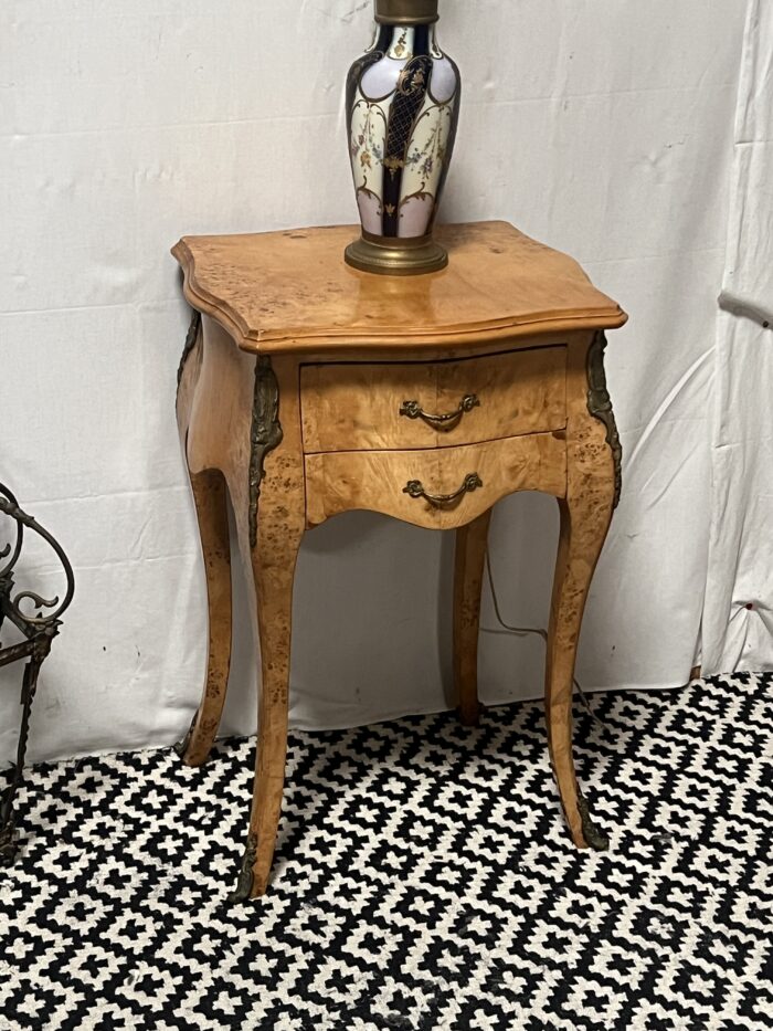 Petite table d'appoint en bois de placage de ronce, style Louis XV, époque XXe