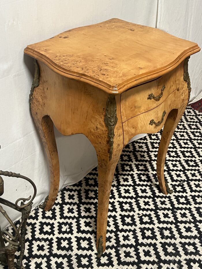 Petite table d'appoint en bois de placage de ronce, style Louis XV, époque XXe