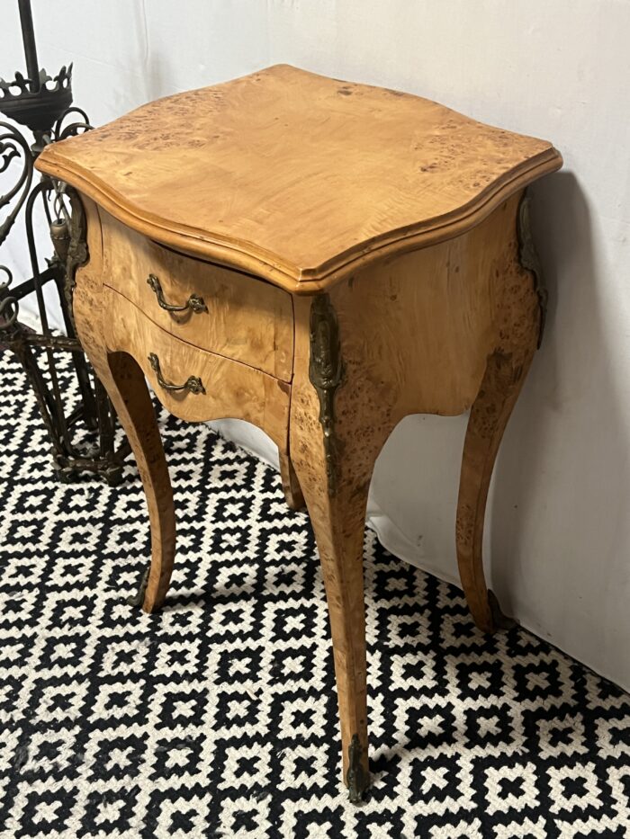 Petite table d'appoint en bois de placage de ronce, style Louis XV, époque XXe