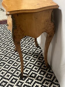 Petite table d'appoint en bois de placage de ronce, style Louis XV, époque XXe