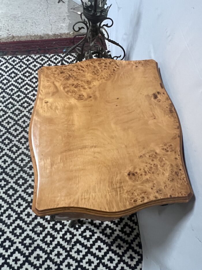 Petite table d'appoint en bois de placage de ronce, style Louis XV, époque XXe