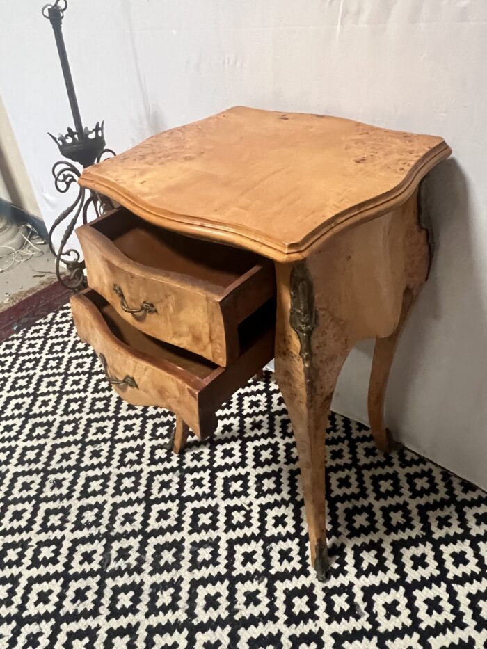 Petite table d'appoint en bois de placage de ronce, style Louis XV, époque XXe