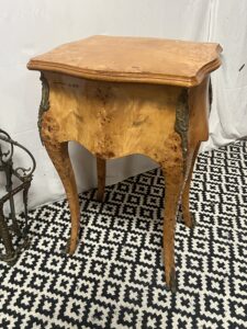 Petite table d'appoint en bois de placage de ronce, style Louis XV, époque XXe