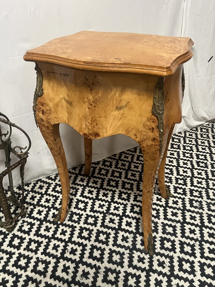 Petite table d'appoint en bois de placage de ronce, style Louis XV, époque XXe