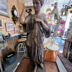 Sculpture en bronze de la Diane de Gabies, ornée d'une patine brune, époque XIXe siècle.