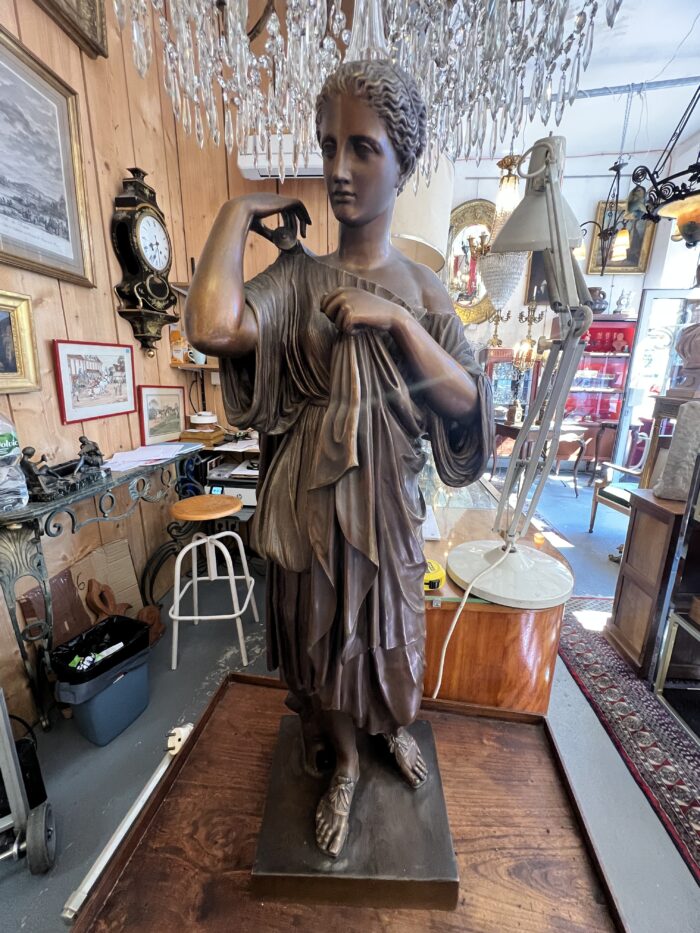 Sculpture en bronze de la Diane de Gabies, ornée d'une patine brune, époque XIXe siècle.