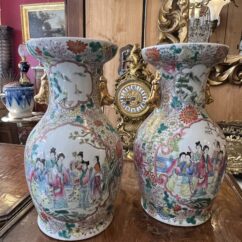 Paire de vases en porcelaine de Chine, décor d'une famille et fleurs, XXe, tampon rouge