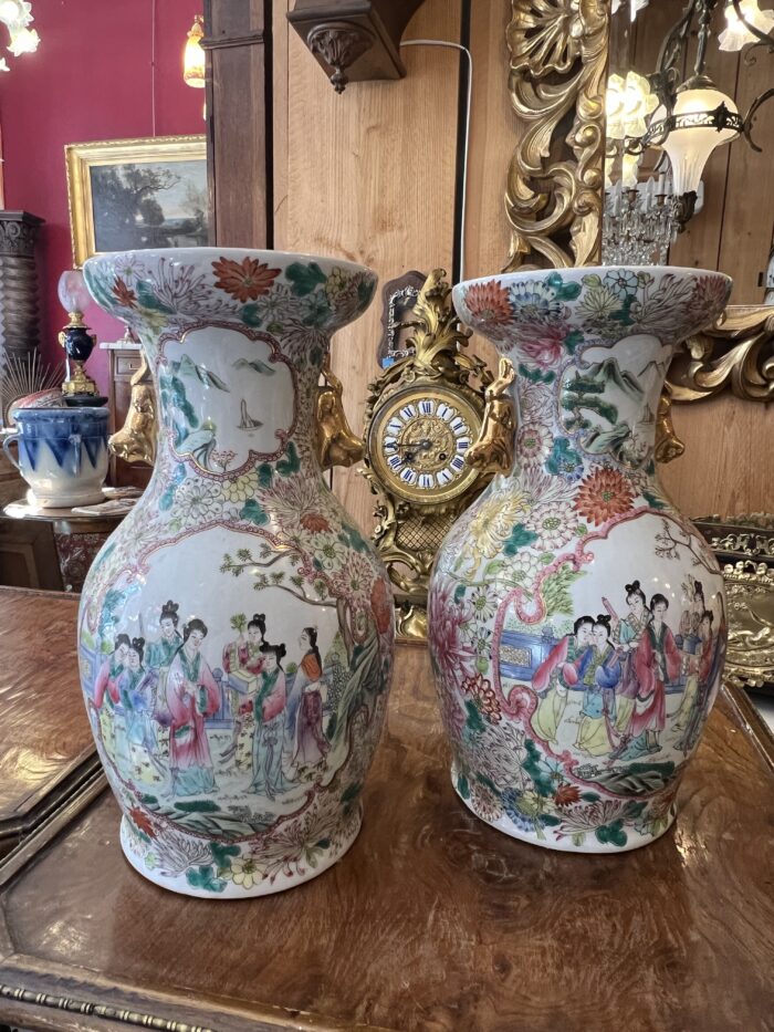 Paire de vases en porcelaine de Chine, décor d'une famille et fleurs, XXe, tampon rouge