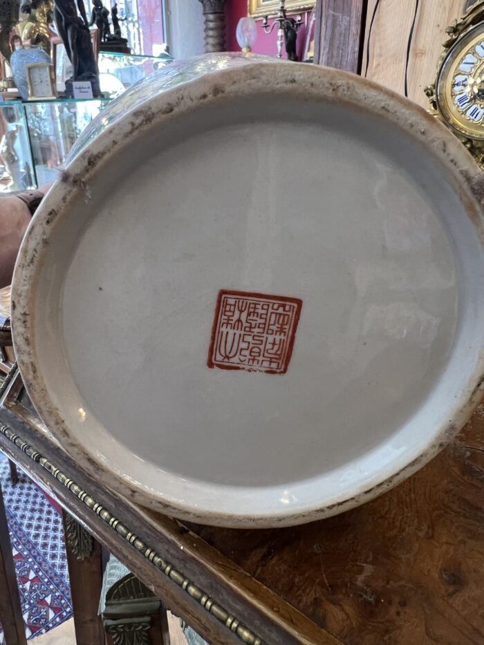 Paire de vases en porcelaine de Chine, décor d'une famille et fleurs, XXe, tampon rouge