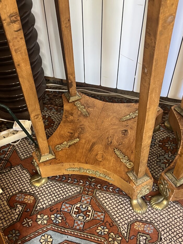Paire de sellettes en bois de placage et ornements en bronze, style Egyptien, travail du XXe siècle