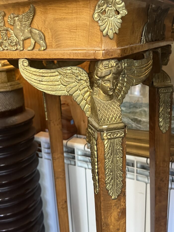 Paire de sellettes en bois de placage et ornements en bronze, style Egyptien, travail du XXe siècle