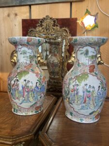 Paire de vases en porcelaine de Chine, décor d'une famille et fleurs, XXe, tampon rouge