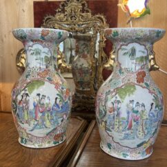 Paire de vases en porcelaine de Chine, décor d'une famille et fleurs, XXe, tampon rouge