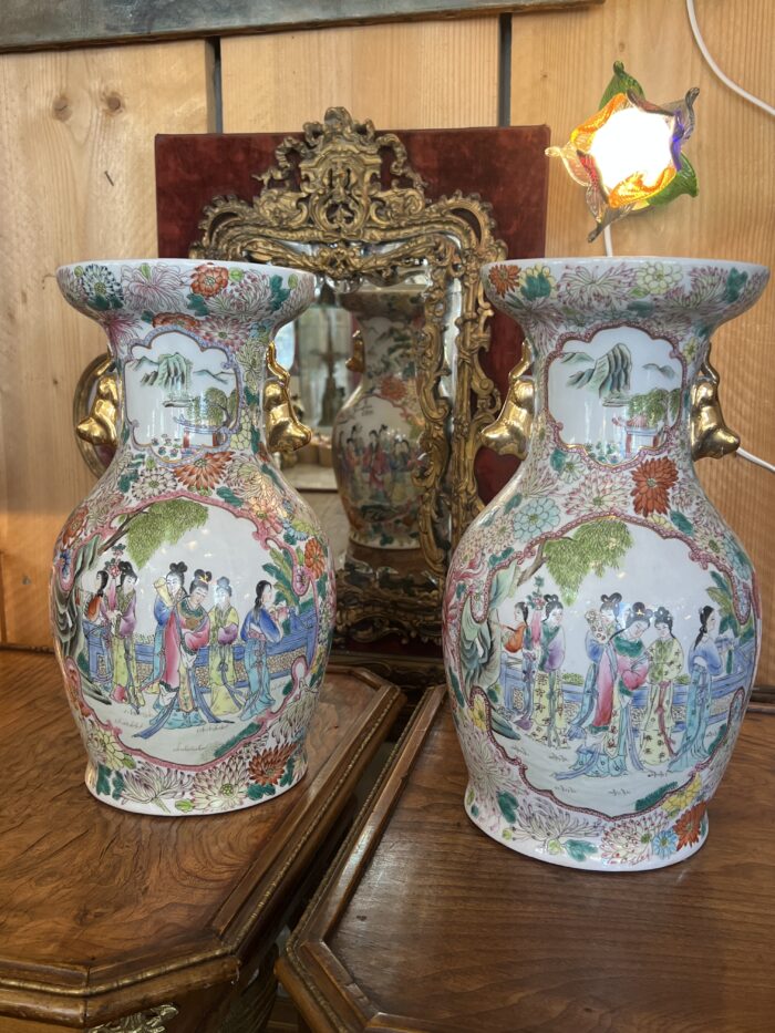 Paire de vases en porcelaine de Chine, décor d'une famille et fleurs, XXe, tampon rouge