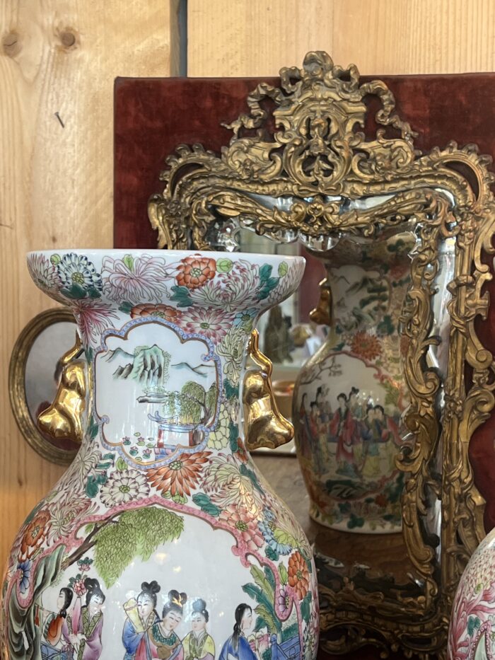 Paire de vases en porcelaine de Chine, décor d'une famille et fleurs, XXe, tampon rouge