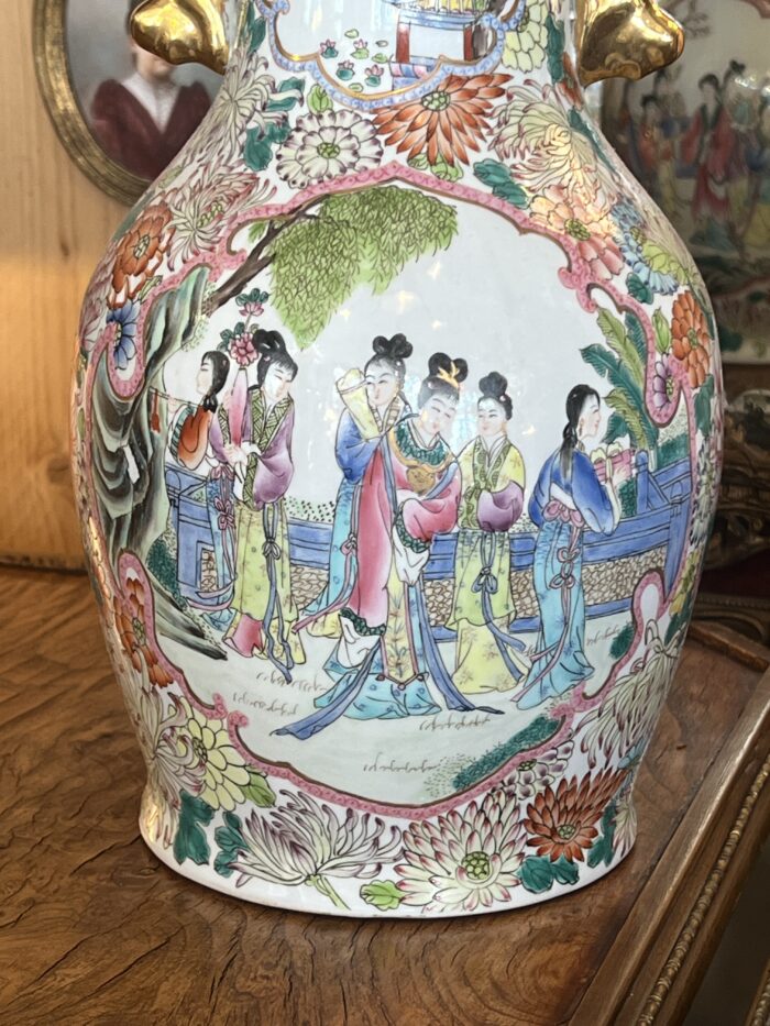 Paire de vases en porcelaine de Chine, décor d'une famille et fleurs, XXe, tampon rouge