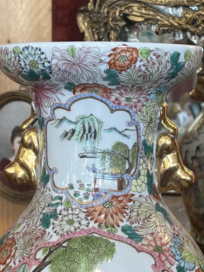 Paire de vases en porcelaine de Chine, décor d'une famille et fleurs, XXe, tampon rouge