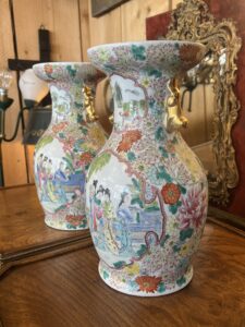 Paire de vases en porcelaine de Chine, décor d'une famille et fleurs, XXe, tampon rouge