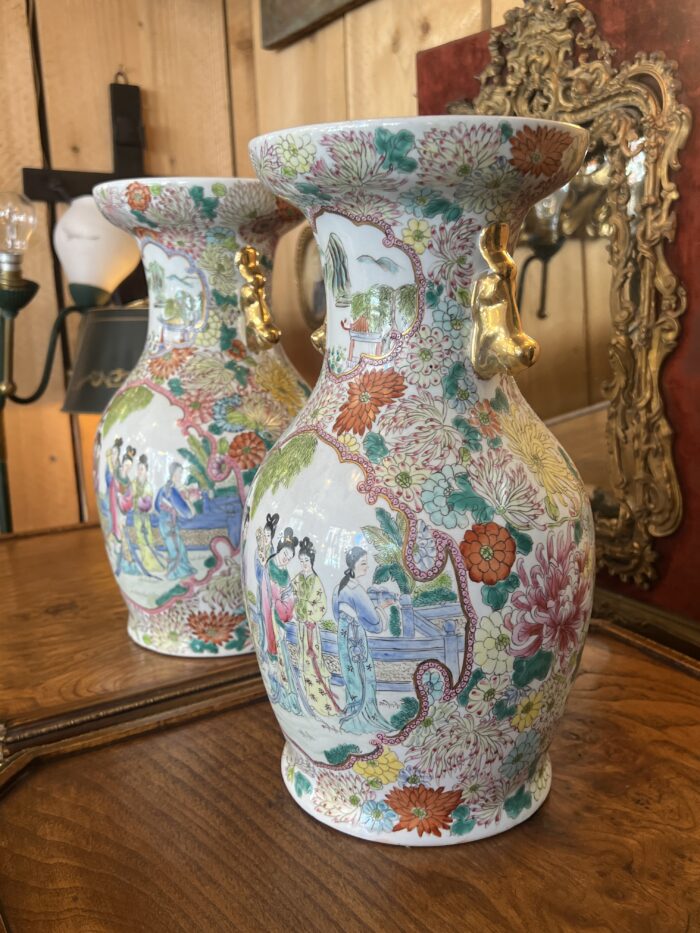 Paire de vases en porcelaine de Chine, décor d'une famille et fleurs, XXe, tampon rouge