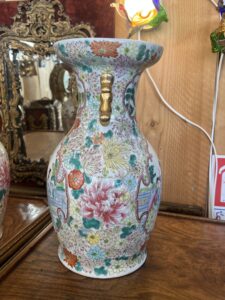 Paire de vases en porcelaine de Chine, décor d'une famille et fleurs, XXe, tampon rouge