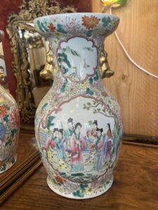 Paire de vases en porcelaine de Chine, décor d'une famille et fleurs, XXe, tampon rouge