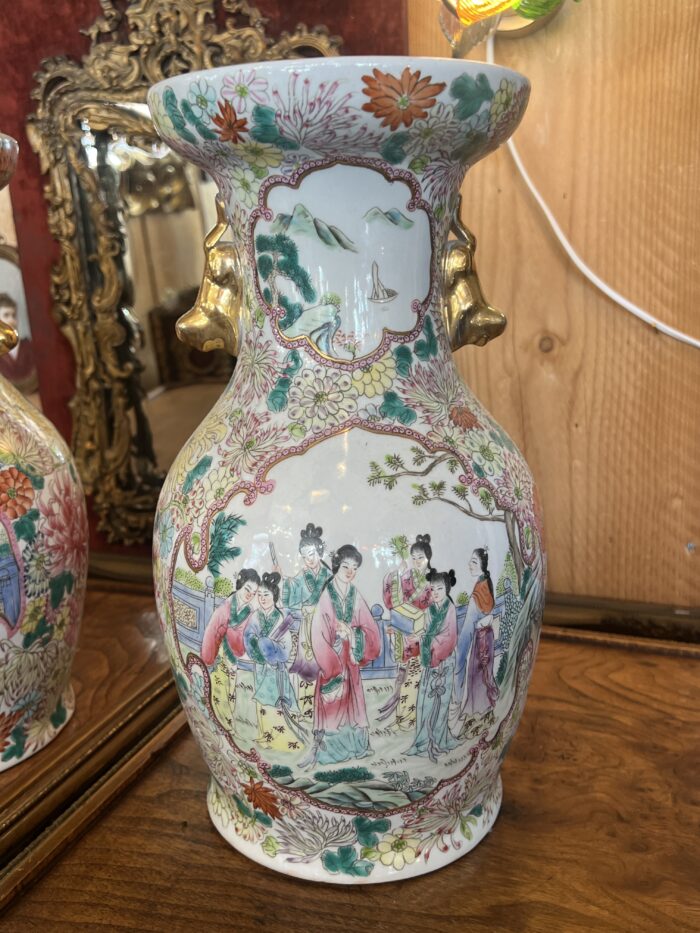 Paire de vases en porcelaine de Chine, décor d'une famille et fleurs, XXe, tampon rouge